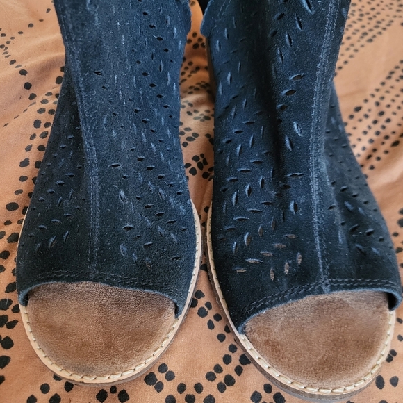 EUC TOMS Majorca Black Suede Cutout Peeptoe Bootie Women 10 - Picture 7 of 12